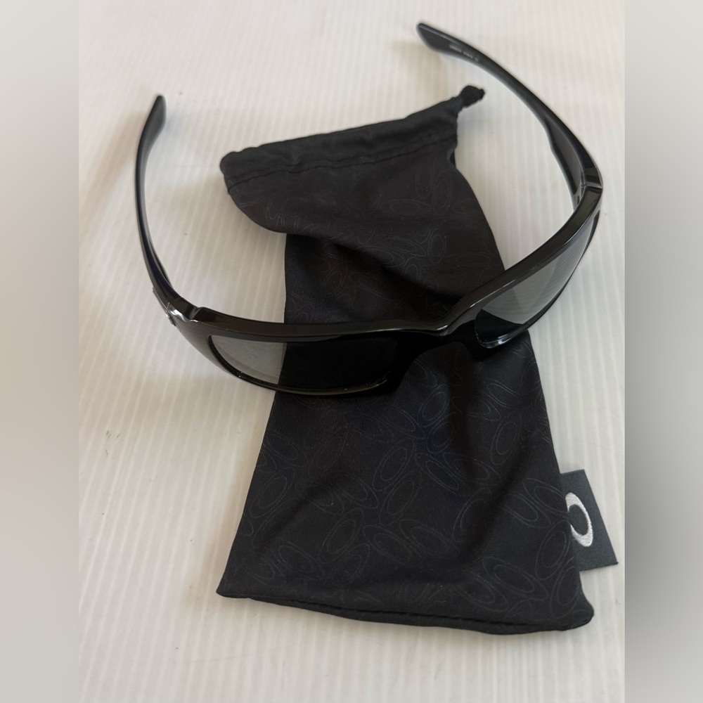 Oakley Black Men's Sport Sunglasses with Soft Pouch